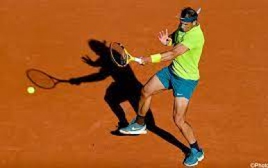 Rafael Nadal klopt Auger-Aliassime na slijtageslag en treft nu Djokovic in kwartfinale der titanen