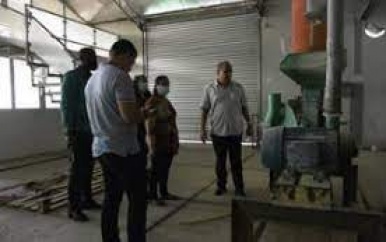Onbruikbare cassavefabriek te Para