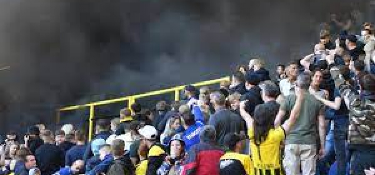 Vitesse geeft bijna veertig fans stadionverbod wegens afsteken van rookbommen
