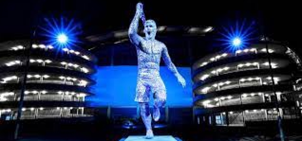 Manchester City eert Agüero exact tien jaar na historische goal met standbeeld