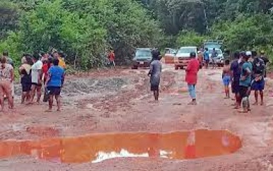 Bewoners Bigi Poika barricaderen de weg