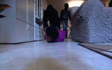 Vrouw in woning overvallen en beroofd