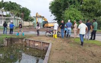 Grondige aanpak sluis oude citrusplantage Paramaribo-Noord
