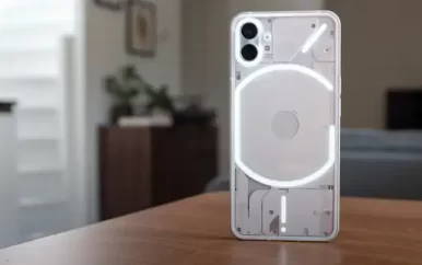 Review Nothing Phone (1): opvallend uiterlijk, maar vanbinnen weinig nieuws