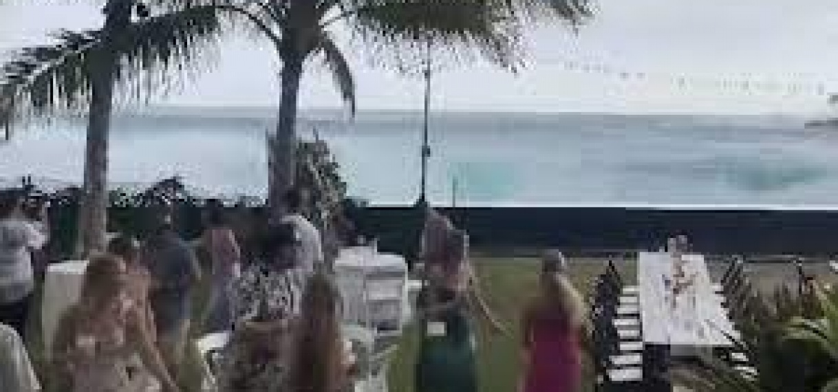 Golven van 6 meter spoelen over huizen, bedrijven en bruiloft in Hawaï