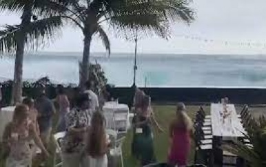 Golven van 6 meter spoelen over huizen, bedrijven en bruiloft in Hawaï