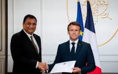 Ambassadeur Ori overhandigt geloofsbrieven aan president Macron van Frankrijk