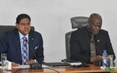 Regering wil in dialoog