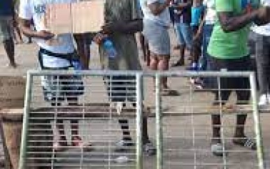 Bewoners Brokopondo baricaderen weg naar Afobakka