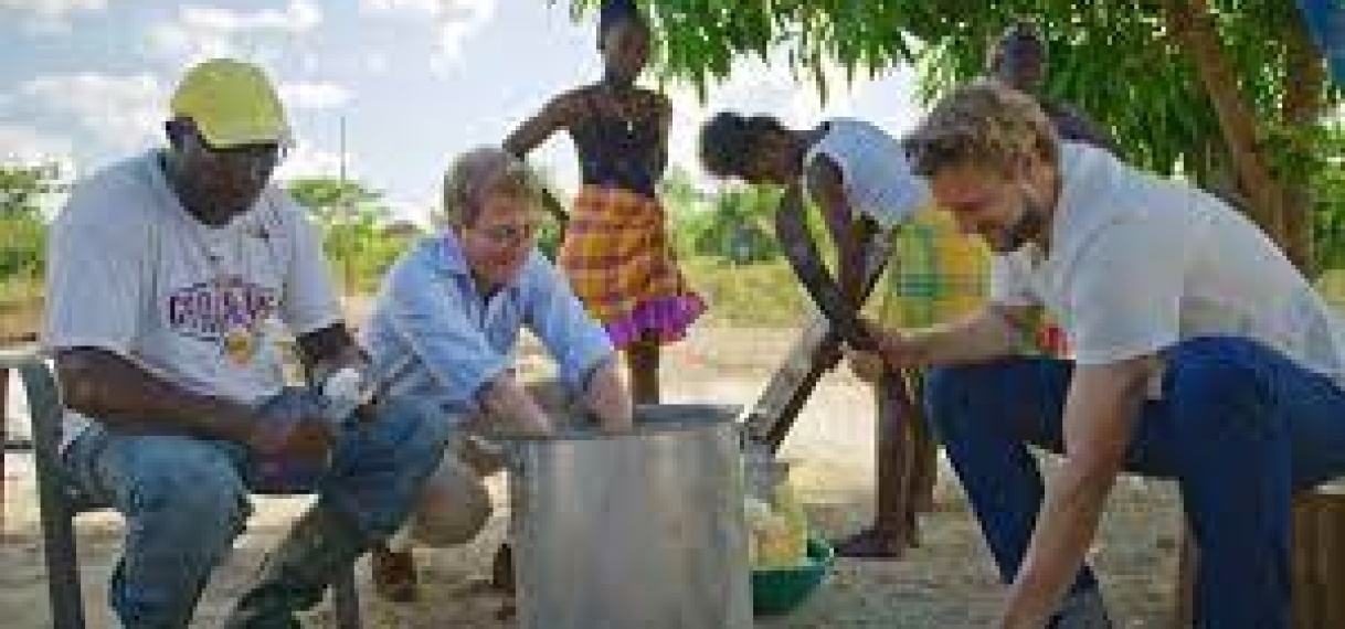 Tv-programma ‘De kok en de directeur’ bezoekt Suriname