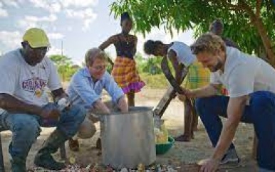 Tv-programma ‘De kok en de directeur’ bezoekt Suriname