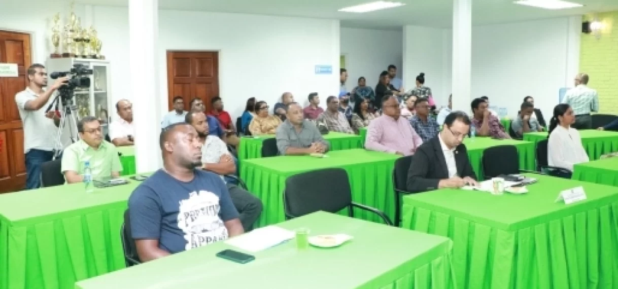 Minister Nurmohamed maakt kennis met OW-coördinatoren in districten