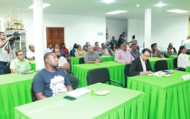 Minister Nurmohamed maakt kennis met OW-coördinatoren in districten