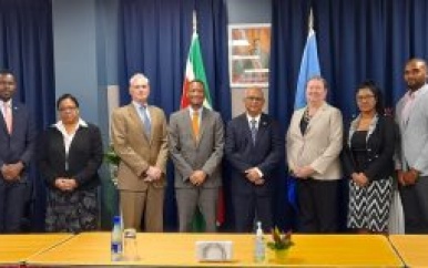 USAID bespreekt lopende- en nieuwe projecten met Suriname