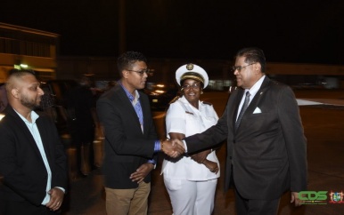 President Santokhi terug na werkbezoek op Trinidad & Tobago