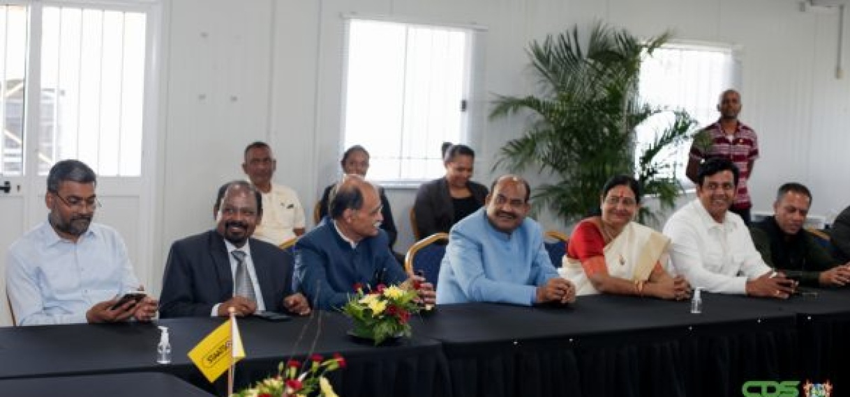 Indiase parlementaire delegatie bezoekt Staatsolie raffinaderij