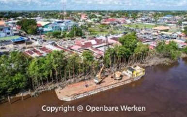 Beschoeiingswerkzaamheden achter markt Nickerie reeds aangevangen