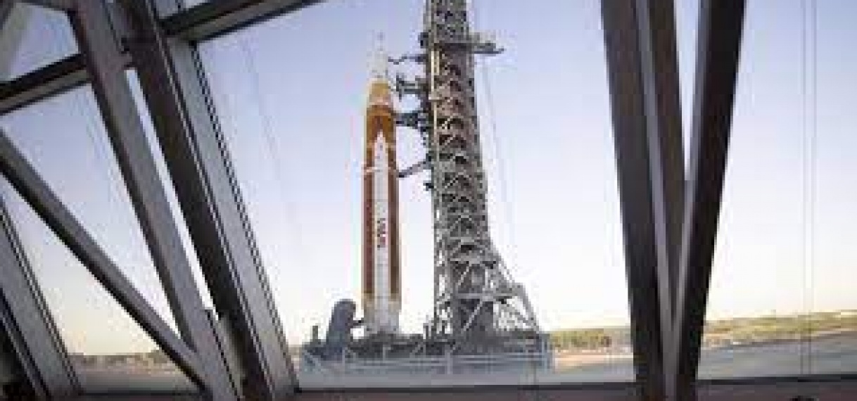 NASA brengt maanraket naar lanceerplatform voor eerste vlucht