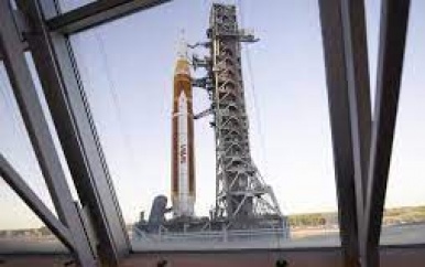 NASA brengt maanraket naar lanceerplatform voor eerste vlucht