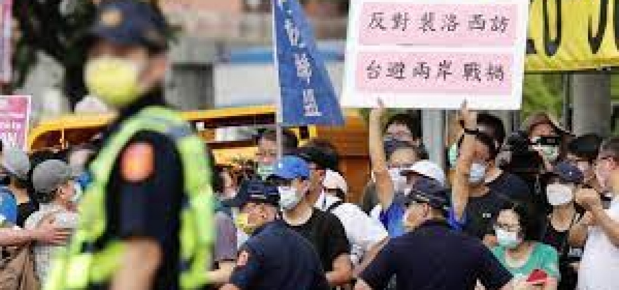 China noemt bezoek Pelosi aan Taiwan schertsvertoning en dreigt met ‘straf’