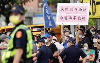China noemt bezoek Pelosi aan Taiwan schertsvertoning en dreigt met ‘straf’