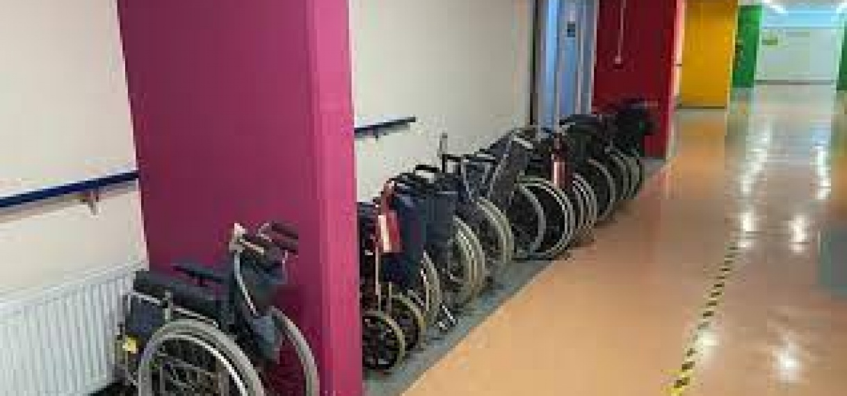 Ergotherapeut Pieter van Foreest organiseert rolstoelen voor Nickerie