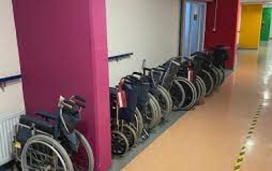 Ergotherapeut Pieter van Foreest organiseert rolstoelen voor Nickerie