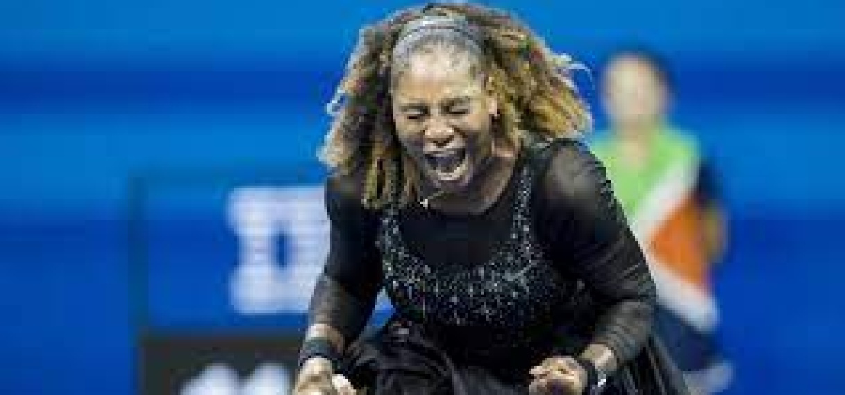 Serena Williams stelt afscheid nog even uit met winst in eerste ronde US Open