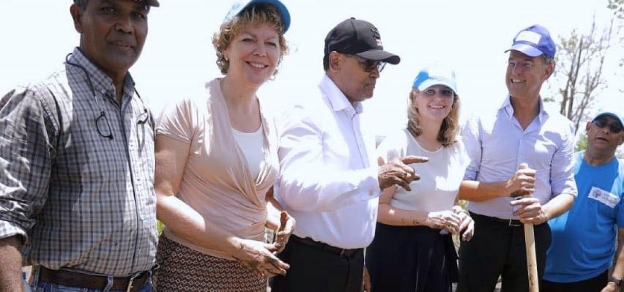 Rutte en Santokhi planten mangrove in teken van klimaatverandering