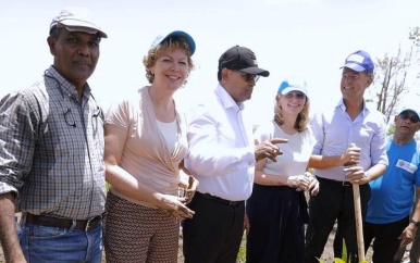 Rutte en Santokhi planten mangrove in teken van klimaatverandering