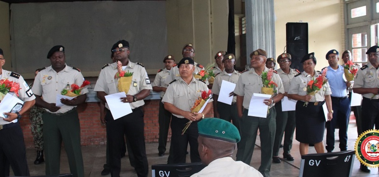 Negentien militairen klaargestoomd om leiding te geven
