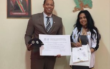 ROS feliciteert Surinaamse pencak silat-voorzitter Florence Jamin