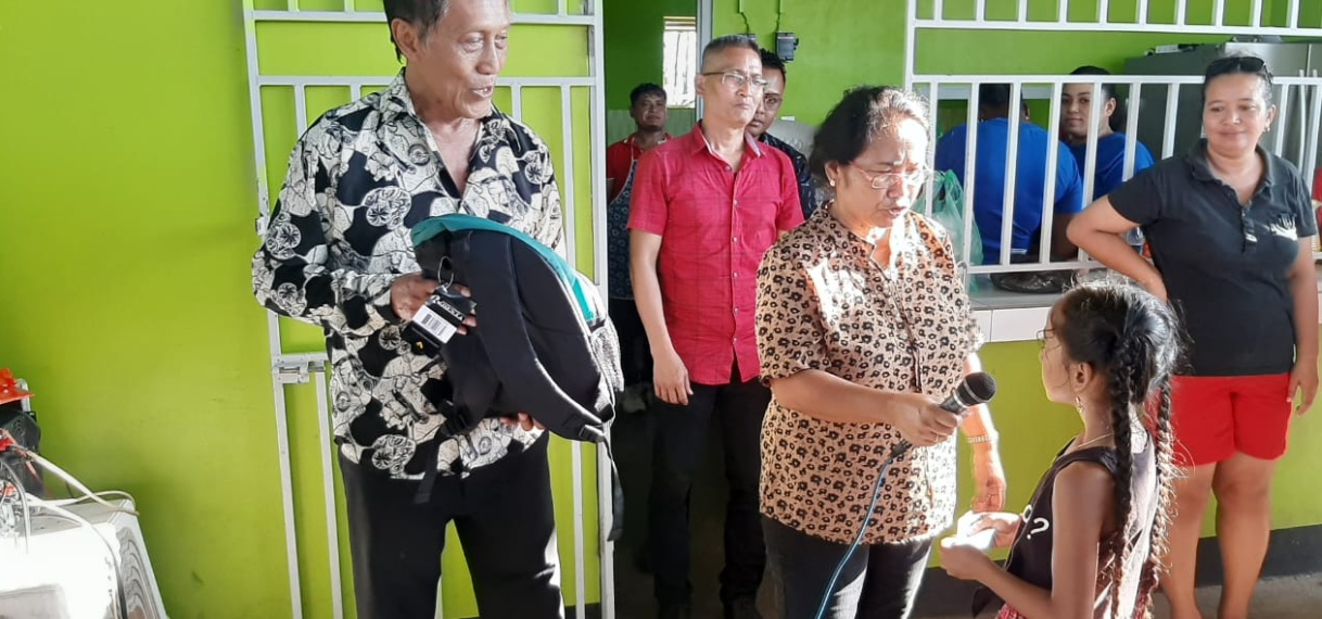 Pertjajah Luhur verstrekt schoolpakketten aan scholieren