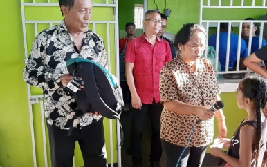 Pertjajah Luhur verstrekt schoolpakketten aan scholieren