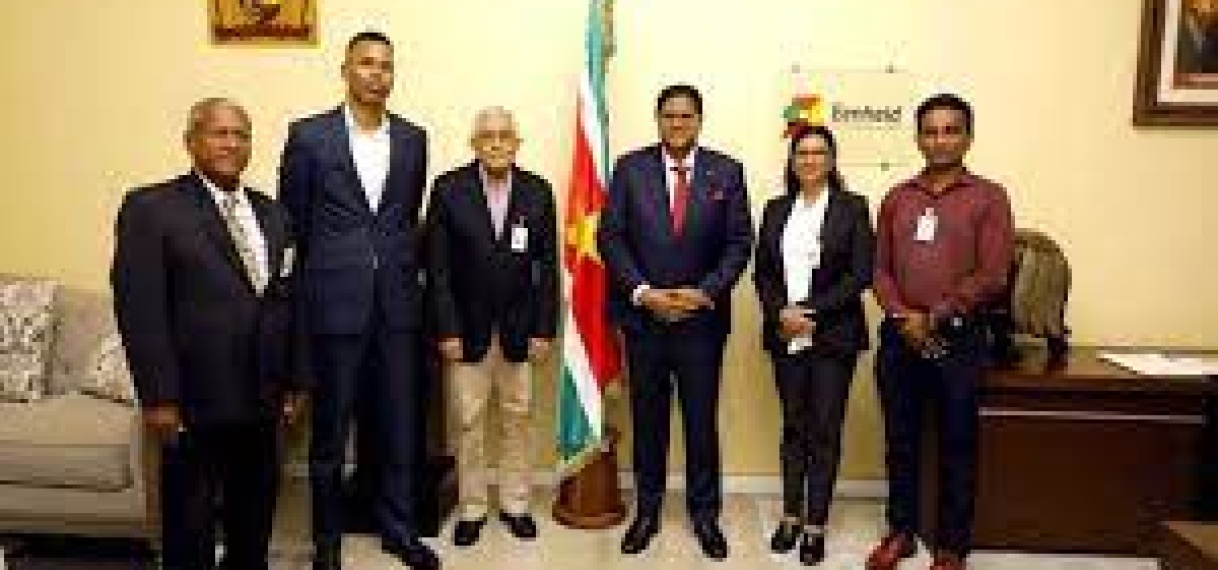 President Santokhi installeert Studiegroep Kiesregeling