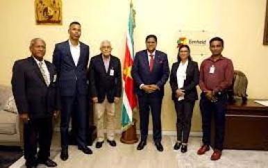 President Santokhi installeert Studiegroep Kiesregeling