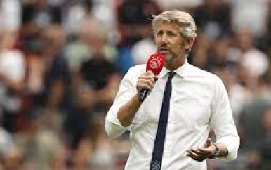 Ajax gaat contract algemeen directeur Van der Sar verlengen tot medio 2025