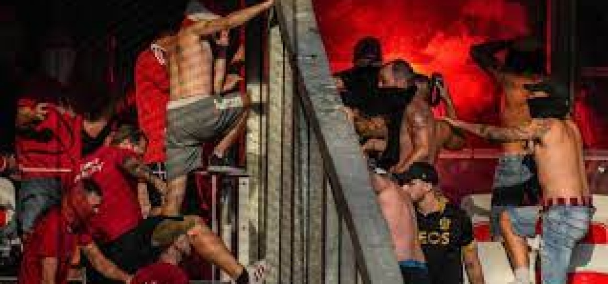 UEFA start disciplinair onderzoek naar supportersgeweld bij Nice-Köln