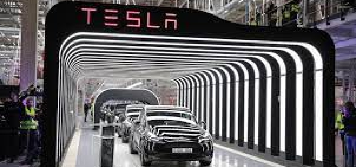 Tesla opnieuw aangeklaagd om misleidende reclame over zelfrijdende functies