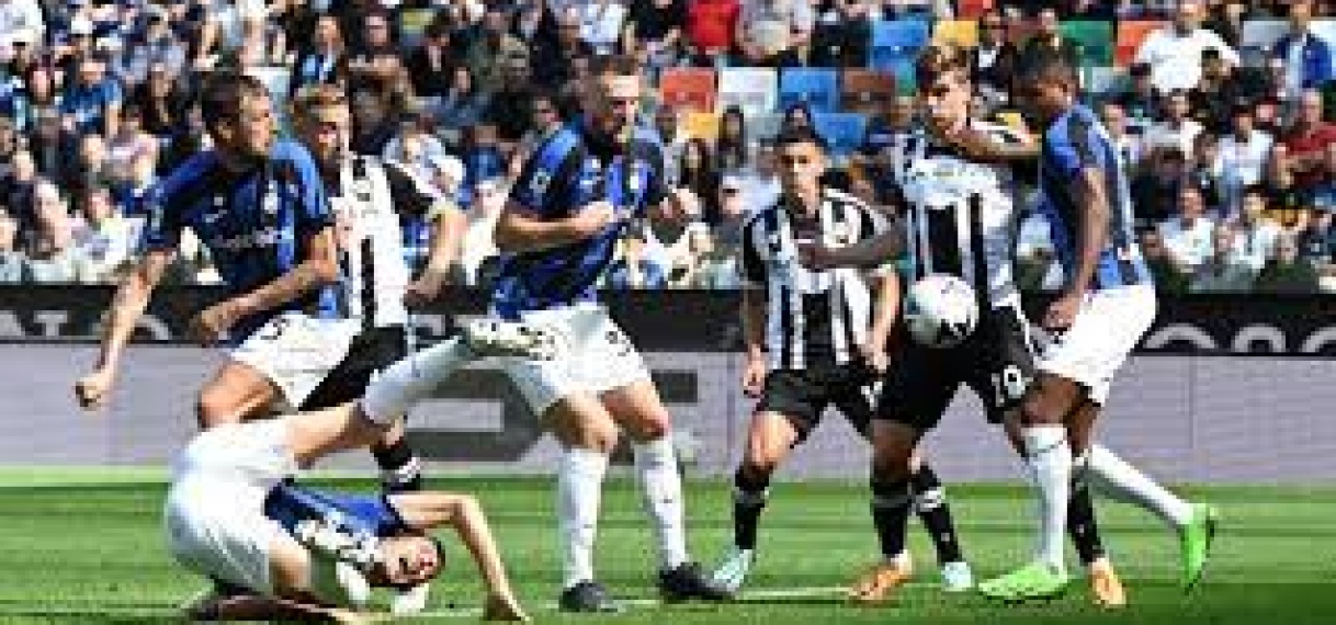 Udinese verrassend koploper na winst op Internazionale van Dumfries en De Vrij