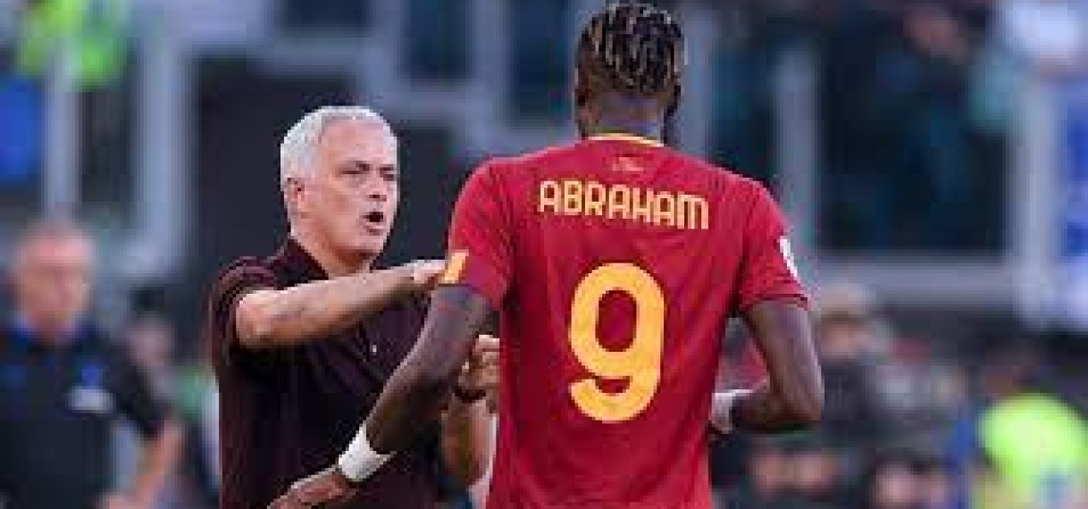 Woedende Mourinho moedigt AS Roma-spelers na nederlaag aan sneller te vallen