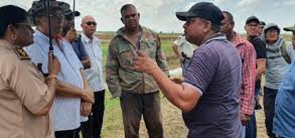 LVV-minister bezoekt boeren in Nickerie