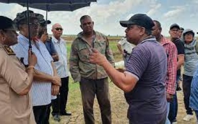LVV-minister bezoekt boeren in Nickerie