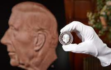 Britse munten met portret van kroonloze koning Charles onthuld