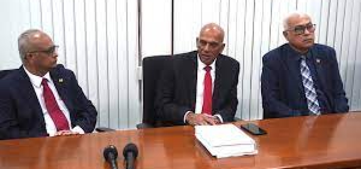 Ministers Ramdin en Tjong-Ahin nemen roer over op Financiën en Planning