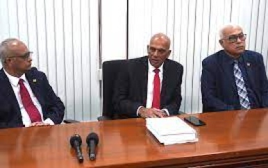 Ministers Ramdin en Tjong-Ahin nemen roer over op Financiën en Planning
