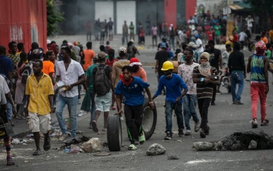 Demonstranten in Haïti plunderen instellingen