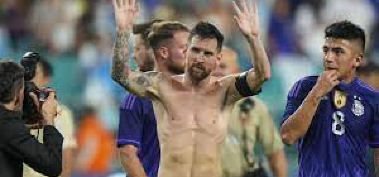 Messi scoort twee keer en zet indrukwekkende reeks voort met Argentinië