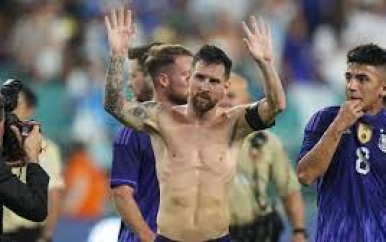 Messi scoort twee keer en zet indrukwekkende reeks voort met Argentinië