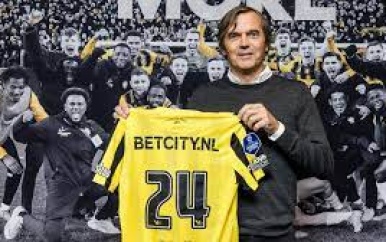 Cocu verrast met terugkeer bij Vitesse: ‘Juiste club op het juiste moment’